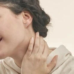 Boucles D'oreilles Puces Edy Serti Clos Or Blanc Topaze -Bijouterie Pas Chère B3OFBTB001 model0