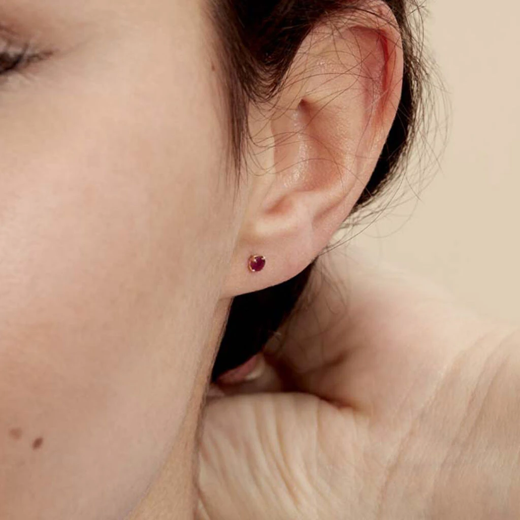 Boucles D'oreilles Puces Elea Serti Griffe Or Jaune Rubis 4 Boucles D'oreilles Puces Elea Serti Griffe Or Jaune Rubis – Image 4