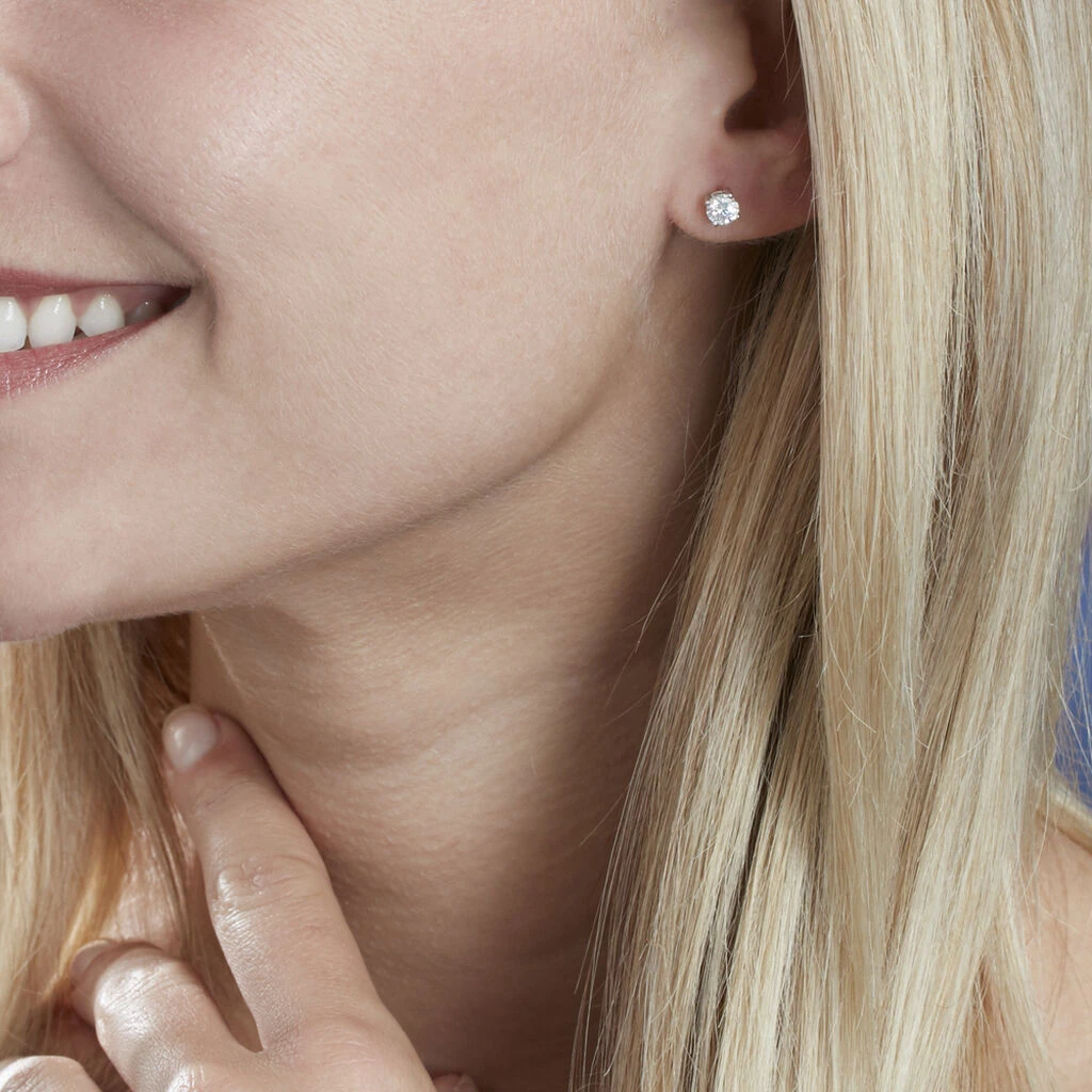 Boucles D'oreilles Puces 4 Griffes Or Blanc Diamant Synthetique 4 Boucles D'oreilles Puces 4 Griffes Or Blanc Diamant Synthetique – Image 4