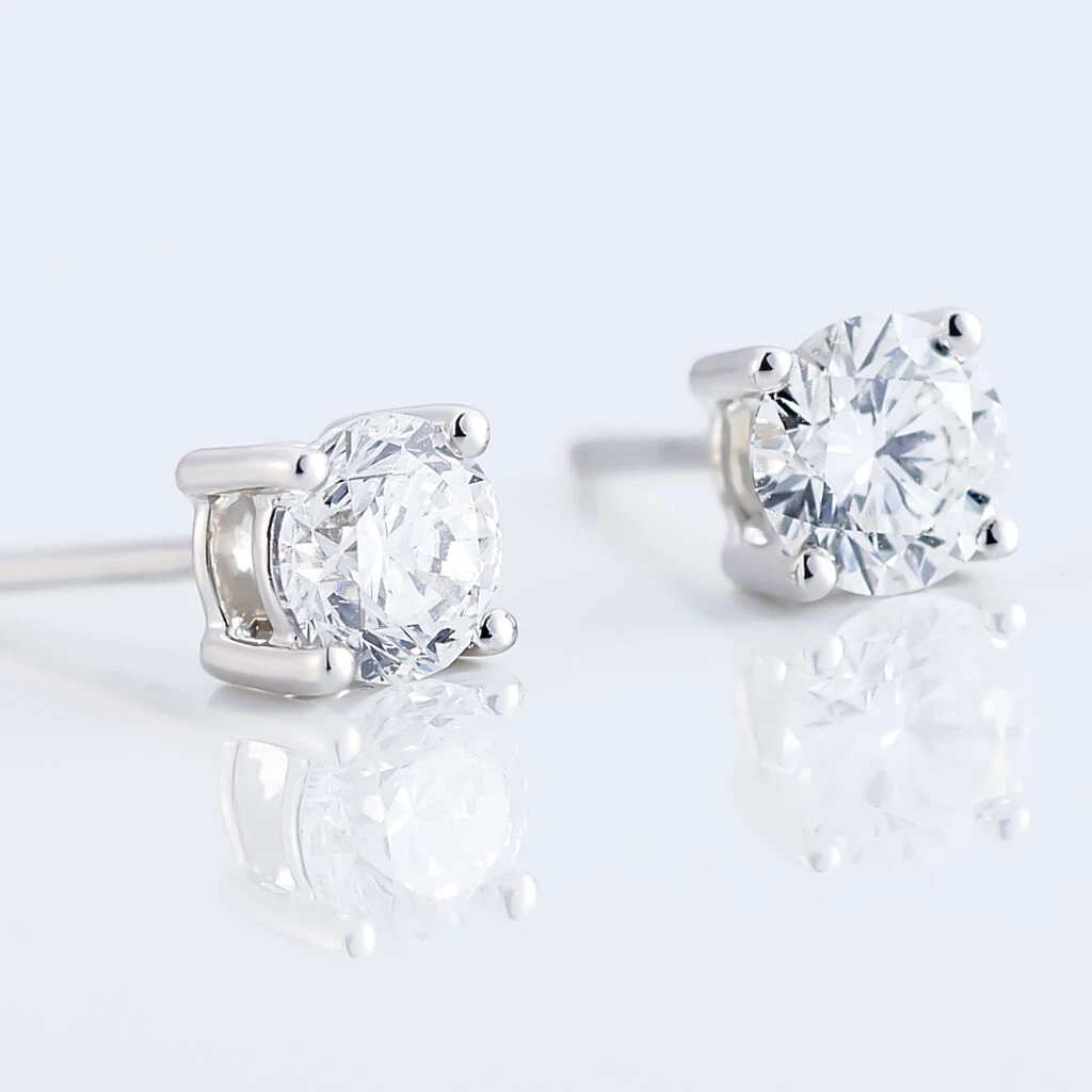 Boucles D'oreilles Puces 4 Griffes Or Blanc Diamant Synthetique 3 Boucles D'oreilles Puces 4 Griffes Or Blanc Diamant Synthetique – Image 3